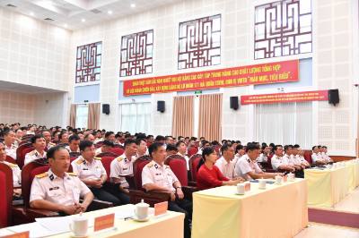 Các cử tri tham gia Lữ đoàn 171, Bộ Tư lệnh Vùng 2 Hải quân dự lễ khai mạc bầu cử. Ảnh: Huỳnh Sơn-TTXVN