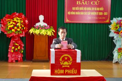 Ông Nguyễn Văn Phương, Ủy viên Trung ương Đảng, Bí thư Tỉnh ủy, Trưởng Ban chỉ đạo bầu cử tỉnh Quảng Trị đã bỏ lá phiếu đã bỏ lá phiếu thực hiện quyền và nghĩa vụ công dân của mình tại Tổ dân phố 1 Đồng Phú, phường Đồng Hới (Khu vực bỏ phiếu số 15). Ảnh: Thanh Thuỷ-TTXVN                                                                                                                           