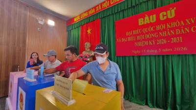 Cử tri tham gia bỏ phiếu ở phường Quy Nhơn Đông. Ảnh: Sỹ Thắng-TTXVN