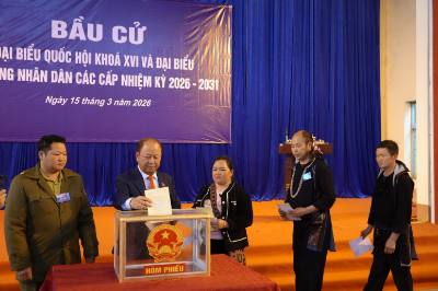 Đồng Chí Sùng A Lềnh, Phó Trưởng đoàn đại biểu Quốc hội tỉnh Lào Cai bỏ phiếu bầu tại điểm bầu cử 15, phường Sa Pa. Ảnh: Hồng Ninh - TTXVN