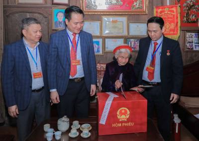 Cử tri Chu Thị Nhớn, 102 tuổi, gia đình có công với cách mạng, phấn khởi thực hiện quyền bầu cử, lựa chọn những người đủ đức, đủ tài đại diện cho nhân dân vào cơ quan quyền lực nhà nước và Hội đồng nhân dân các cấp. Ảnh: Phan Phương – TTXVN