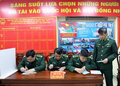 Lực lượng bộ đội Biên phòng Đồn Biên phòng cửa khẩu Móng Cái thực hiện quyền, nghĩa vụ bỏ phiếu bầu cử. Ảnh: Văn Đức - TTXVN