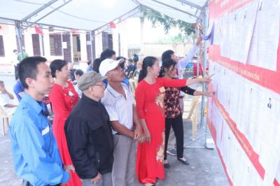 Đông đảo cử tri thôn An Mai, xã Hưng Hà (tỉnh Hưng Yên) xem danh sách cử tri và danh sách ứng cử viên trước khi bầu cử. Ảnh: Đinh Văn Nhiều-TTXVN