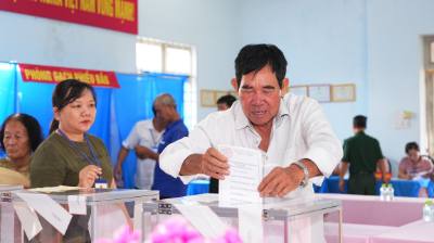 Cử tri ấp Phước Trung, xã Long Chữ, tỉnh Tây Ninh, địa bàn biên giới của tỉnh Tây Ninh hực hiện quyền công dân trong ngày bầu cử. Ảnh: Minh Phú – TTXVN