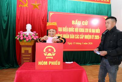 Đồng bào dân tộc Dao bỏ phiếu bầu cử tại khu vực bỏ phiếu số 9, Nhà văn hóa thôn Trà Ký, xã Mẫu Sơn, tỉnh Lạng Sơn. Ảnh: Văn Đạt - TTXVN