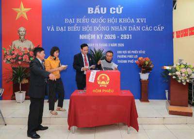 Cử tri phường Phúc Lợi phấn khởi khi nhận phiếu bầu, thực hiện quyền công dân, lựa chọn những người đủ đức, đủ tài vào cơ quan quyền lực cao nhất của đất nước và Hội đồng nhân dân các cấp nhiệm kỳ 2026 – 2031. Ảnh: Phan Phương – TTXVN