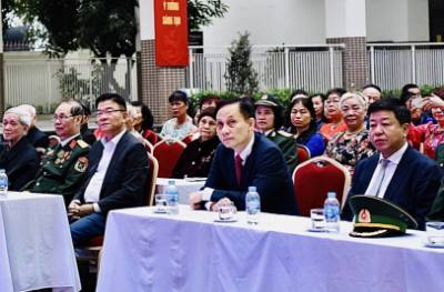 Bộ trưởng Bộ Ngoại giao Lê Hoài Trung, Phó Thủ tướng Chính phủ Lê Thành Long dự lễ khai mạc và tham gia bỏ phiếu bầu cử đại biểu Quốc hội khóa XVI và đại biểu Hội đồng nhân các cấp nhiệm kỳ 2026-2031 tại khu vực bỏ phiếu thuộc đơn vị bầu cử số 4, phường Giảng Võ. Ảnh: Việt Đức - TTXVN 