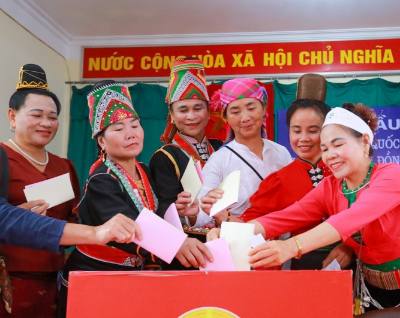 Khoảnh khắc cử tri bỏ lá phiếu vào hòm phiếu – hành động thể hiện quyền làm chủ của nhân dân trong đời sống chính trị của đất nước. Ảnh: Khánh Hoà - TTXVN
