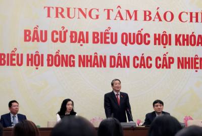 Phó Chủ tịch Quốc hội Nguyễn Đức Hải phát biểu thăm hỏi, động viên phóng viên tác nghiệp tại Trung tâm Báo chí bầu cử. Ảnh: Diệp Trương - TTXVN