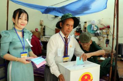 Cử tri Trần Khắc Hải, thương binh hạng 1/4 bỏ phiếu bầu thực hiện quyền công dân. Ảnh: Đoàn Mạnh Dương-TTXVN