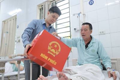 Cử tri là bệnh nhân tại Bệnh viện Hữu nghị Việt Đức bỏ phiếu lưu động, thuộc khu vực bỏ phiếu số 3, phường Hoàn Kiếm. Ảnh: Minh Quyết - TTXVN