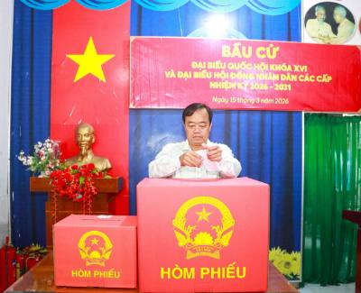 Phó Bí thư Thường trực Tỉnh ủy Cà Mau Huỳnh Quốc Việt bỏ lá phiếu đầu tiên tại khu vực bỏ phiếu số 23 (Nhà Văn hóa Khóm 15), phường Tân Thành, tỉnh Cà Mau. Ảnh: Huỳnh Anh - TTXVN