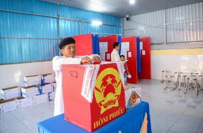 Ông Huỳnh Văn Trong (sinh năm 1951), cử tri khu phố Trường Phước, phường Long Hoa, tham gia bỏ phiếu trong ngày bầu cử. Ảnh: Giang Phương - TTXVN