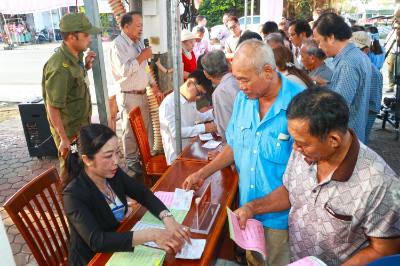 Tại các điểm bỏ phiếu, công tác hỗ trợ nhân dân nhận phiếu bầu diễn ra nhanh chóng. Ảnh: Huỳnh Anh - TTXVN