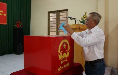 Cử tri Trần Phước Hải, giáo dân giáo xứ Tân Lộc bỏ phiếu tại khu vực bỏ phiếu số 19 phường Tam Hiệp (Đồng Nai). Ảnh: Công Phong – TTXVN