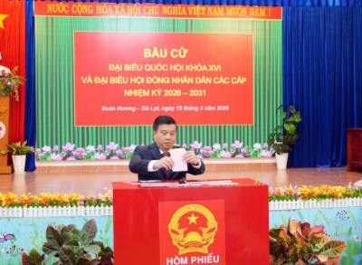 ông Y Thanh Hà Niê Kđăm Ủy viên Ban Chấp hành Trung ương Đảng, Bí thư Tỉnh ủy, Trưởng Đoàn đại biểu Quốc hội tỉnh Lâm Đồng là một trong những cử tri đi bỏ phiếu đầu tiên tại phường Xuân Hương- Đà Lạt. Ảnh Chu Quốc Hùng- TTXVN