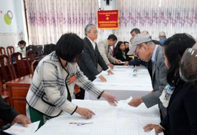 Tổ bầu cử hướng dẫn cử tri thực hiện bỏ phiếu. Ảnh Chu Quốc Hùng- TTXVN