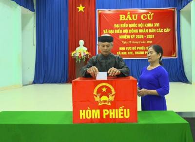 Cử tri xã Khe Tre, thành phố Huế tiến hành bỏ phiếu trong ngày hội non sông. Ảnh: Mai Trang - TTXVN