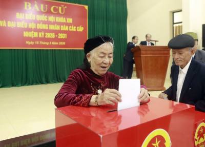 Cử tri Phan Thị Kình 82 tuổi, 60 năm tuổi Đảng tại tổ dân phố Đồng Sắn phường Vĩnh Yên bỏ phiếu số 25, đơn vị bỏ phiếu số 11 phường Vĩnh Yên, Phú Thọ. Ảnh: Hoàng Hùng – TTXVN