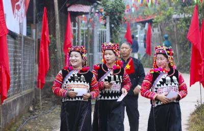 Đồng bào dân tộc Hà Nhì ở Sín Thầu rực rỡ trang phục truyền thống đến điểm bầu cử. Ảnh: Xuân Tư - TTXVN