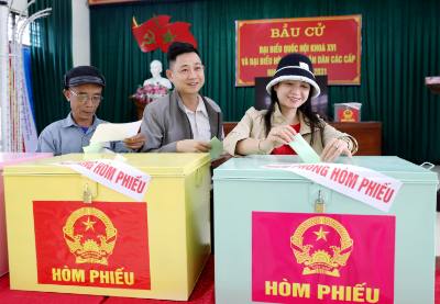 Cử tri bỏ phiếu tại Khu vực bầu cử số 28 xã Thái Thụy (Hưng Yên). Ảnh: Thế Duyệt – TTXVN