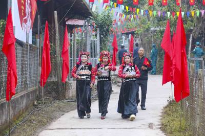Đồng bào dân tộc Hà Nhì ở Sín Thầu rực rỡ trang phục truyền thống đến điểm bầu cử. Ảnh: Xuân Tư - TTXVN