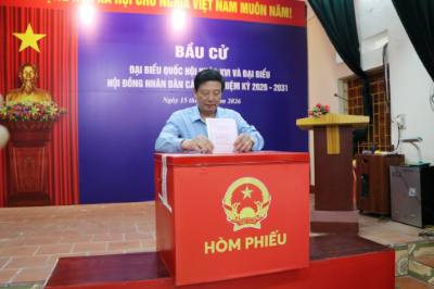 Trưởng ban Tuyên giáo và Dân vận Thành ủy Hải Phòng Nguyễn Quang Phúc bỏ phiếu tại Nhà văn hóa tổ dân phố 14, phường Tân Hưng. Ảnh: Mạnh Tú - TTXVN