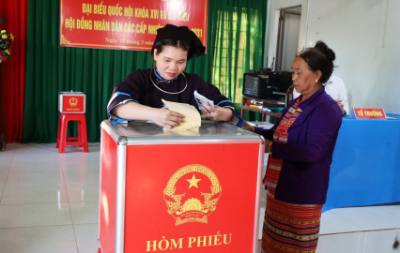 Nữ cử tri đồng bào dân tộc Nùng bỏ phiếu bầu cử tại điểm bẩu cử số 15. Ảnh: Đậu Tất Thành – TTXVN.
