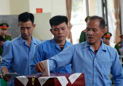 Các cử tri tại Cơ sở cai nghiện ma túy số 1 tỉnh Thanh Hóa thuộc Tổ bầu cử số 2, thôn Kim Sơn, xã Trung Chính bỏ phiếu bầu cử. Ảnh: Việt Hoàng - TTXVN