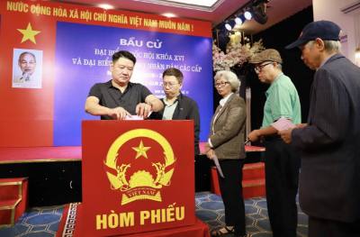 Cử tri khu vực bỏ phiếu số 11, phường Cửa Nam (Hà Nội) thực hiện quyền và nghĩa vụ công dân. Ảnh: Vân Chi/TTXVN phát