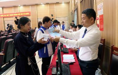 Sinh viên trường Đại học Khoa học, Đại học Thái Nguyên nhận phiếu bầu cử. Ảnh: Trần Trang - TTXVN

