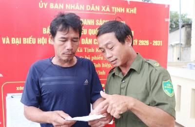 Kiểm tra, hướng dẫn ngư dân nộp phiếu cử tri. Ảnh: Phạm Cường-TTXVN