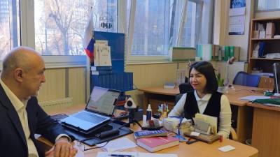 PV TTXVN tại Nga trao đổi với Tiến sĩ Oleg Ghermanovych Rumyntsev. Ảnh: Trần Hải - PV TTXVN tại Nga