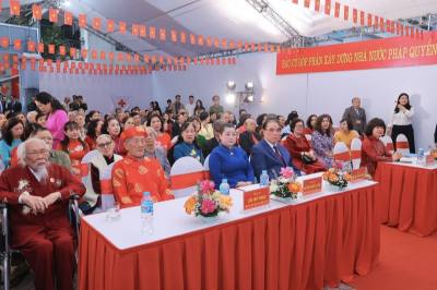 Nguyên Tổng bí thư Nông Đức Mạnh, đại biểu và cử tri phường Bồ Đề tham gia bầu cử tại khu vực bỏ phiếu số 17 cụm Ngọc Lâm phường Bồ Đề. Ảnh: Minh Quyết - TTXVN