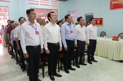 Chủ tịch UBND tỉnh Tây Ninh Lê Văn Hẳn (giữa) cùng các cử tri thực hiện nghi thức chào cờ tại điểm bỏ phiếu ở ấp Khiêm Cương, xã Hậu Nghĩa, tỉnh Tây Ninh. Ảnh: Bùi Giang - TTXVN