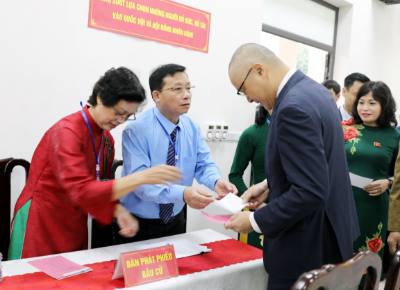 Bí thư Tỉnh ủy Phú Thọ Phạm Đại Dương dự lễ khai mạc bầu cử tại khu vực bỏ phiếu phường Việt Trì. Ảnh: Tạ Toàn - TTXVN 