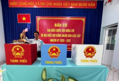 Người dân ấp đảo Thiềng Liềng phấn khởi khi tự tay lựa chọn những đại biểu có tài, có đức để lãnh đạo đất nước. Ảnh: Hữu Duyên - TTVXN