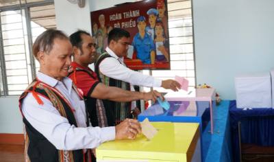 Đông đảo bà con đồng bào thiểu số vùng căn cứ cách mạng xã Gào đi bầu cử ngay từ sáng sớm. Ảnh: Hoài Nam - TTXVN