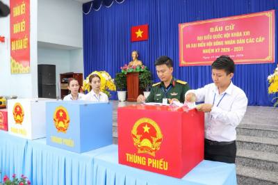 Tại một điểm bỏ phiếu thuộc xã đảo Thạnh An, TP. Hồ Chí Minh, các đại biểu thực hiện việc niêm phong thùng phiếu trước khi tiến hành bỏ phiếu. Ảnh: Hữu Duyên - TTXVN