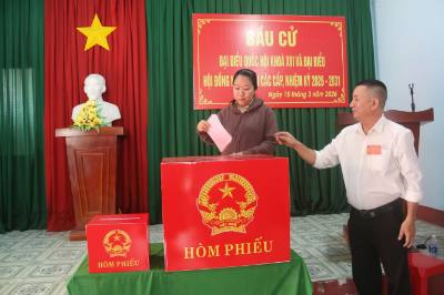 Cử tri người lao động ở Đồng Nai tham gia bỏ phiếu ngay sau khi tan làm ca đêm. Ảnh: Lê Xuân-TTXVN