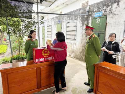 Trại tạm giam số 2, Công an thành phố Hải Phòng tổ chức cho người bị tạm giữ, tạm giam bầu cử theo quy định.Ảnh: Mạnh Tú - TTXVN