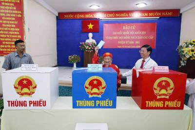 Cử tri Nguyễn Đình Tư (106 tuổi) trực tiếp bỏ phiếu tại khu vực bỏ phiếu số 11, phường Bình Thạnh, TP. Hồ Chí Minh. Ảnh: TTXVN phát