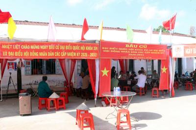 Tổ bầu cử số 2, ấp Phước Phong, xã Thuận Hòa được đặt tại khuôn viên chùa Champa. Ảnh: Trung Kiên - TTXVN