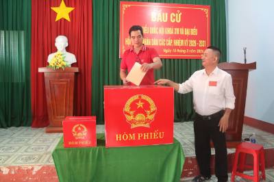 Les électeurs des usines de la province de Dong Nai ont voté immédiatement après avoir terminé leur quart de nuit.  Photo VNA