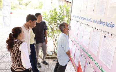 Cử tri tìm hiểu tiểu sử các ứng viên đại biểu Quốc hội khoá XVI và đại biểu Hội đồng Nhân dân các cấp. Ảnh: Hồng Nhung - TTXVN