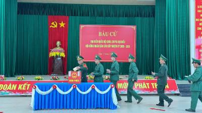 Ngay từ sớm, đông đảo cử tri là cán bộ, chiến sĩ và người dân sinh sống, làm việc trên Đặc khu Cồn Cỏ hân hoan tham gia bầu cử. Ảnh: TTXVN phát  