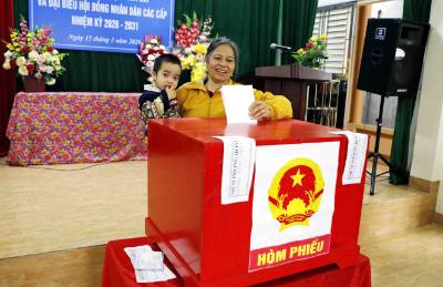 Cử tri Tổ bầu cử số 4 xã Xuân Hồng (Ninh Bình) tham gia bỏ phiếu. Ảnh: Thái Thuần - TTXVN