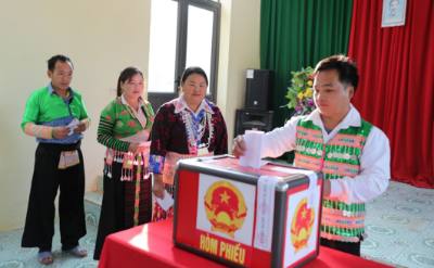 Cử tri bản người mông Ché lầu, xã biên giớ Na mèo, Thanh Hóa đi bầu cử. Ảnh Nguyễn Nam-TTXVN