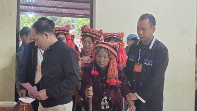 Cử tri xã biên giới Thu Lũm thực hiện các thủ tục bầu cử. Ảnh: TTXVN phát
