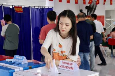 Đông đảo cử tri nô nức tham gia bỏ phiếu tại khu vực bỏ phiếu số 36, phường Bình Đông, TP. Hồ Chí Minh. Ảnh: Thanh Vũ – TTXVN
